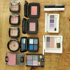 Make-up bundle for eyes and cheeks